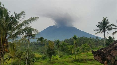 thousands leave their houses as mount agung volcano erupts bbc news