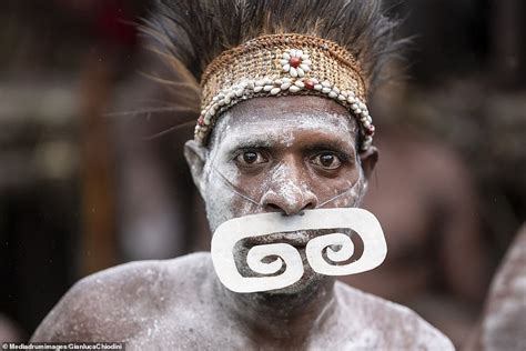 Inside Reclusive Masked New Guinea Tribe Daily Mail Online