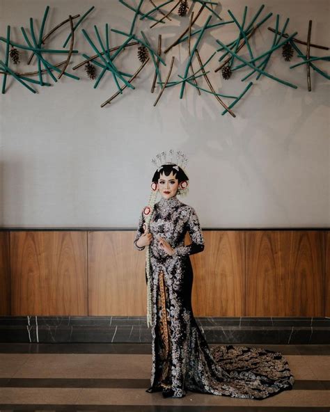 12 Inspirasi Kebaya Pernikahan Warna Hitam Nuansa Megah