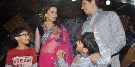 Madhuri dixit is one of the leading actresses of bollywood film industry. REVEALED! Why Madhuri Dixit left USA and returned India ...
