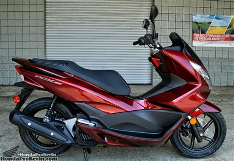 The honda pcx150 is a 150cc scooter with premium styling and features. 2016 Honda PCX150 Scooter Ride Review | Specs / MPG ...