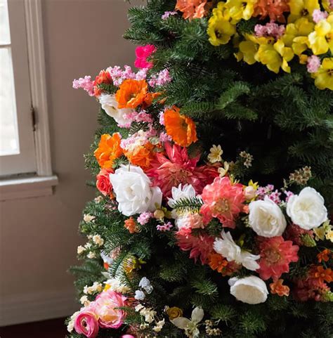 See more ideas about christmas flowers, church christmas decorations, church flowers. People Use Flowers To Decorate Their Christmas Trees And ...