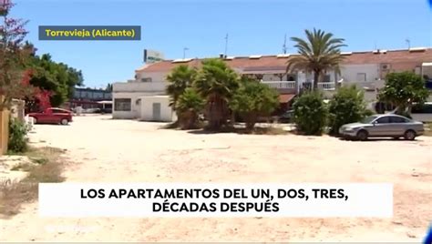A pocos minutos en coche se llega a las playas de arena dorada de bandera azul de guardamar del segura, la mata y torrevieja. Alicante: Los soñados apartamentos de Torrevieja del 'Un, dos, tres', abandonados y con okupas