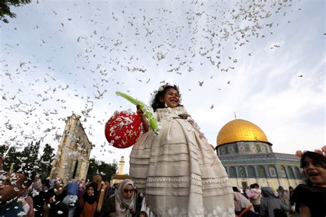 Eid Al Fitr 2019 Five Ways Politics And The Moon Divided The Middle East Middle East Eye