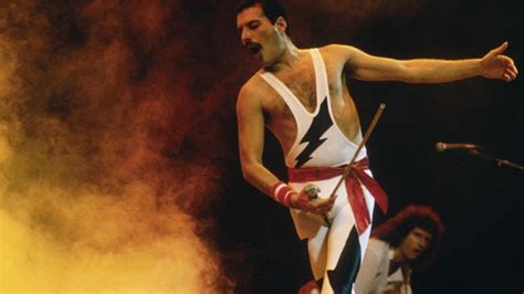 Una Biografía Aviva La Leyenda De Freddie Mercury