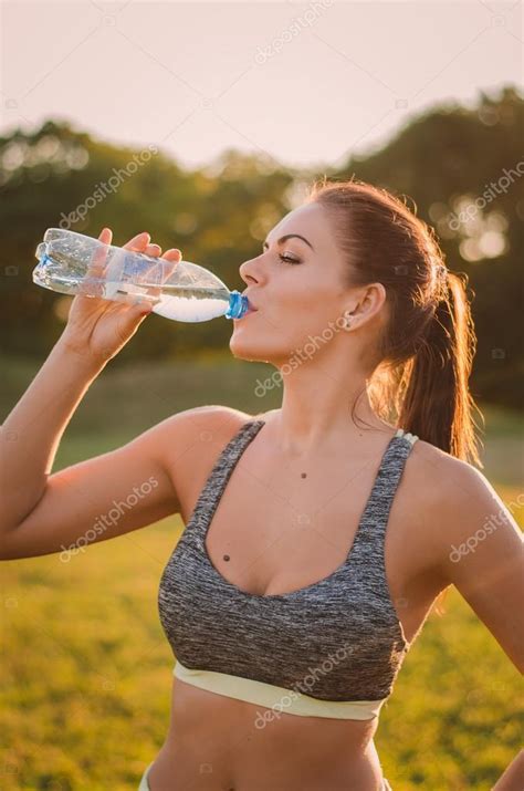 Fitness Hermosa Mujer Bebiendo Agua Y Sudoraci N Despu S De Exerci
