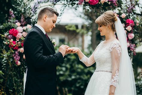 Experts reveal the BEST age to get married, and it might surprise you ...
