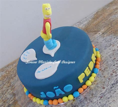 Moona, chef pâtissière à l'atelier pastry, spécialisée en cake design. Bolo e Cupcakes Simpsons | Simone Marinho Cake Designer | Elo7