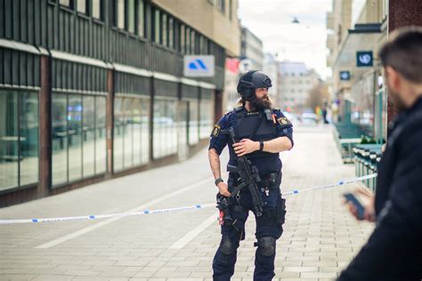 Swedish Police Officer Holding His Line During The Attack In Stockholm April 7th 2017