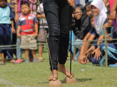 Bakiak Batok Permainan Tradisional Sunda Bogor Indonesia Kaya