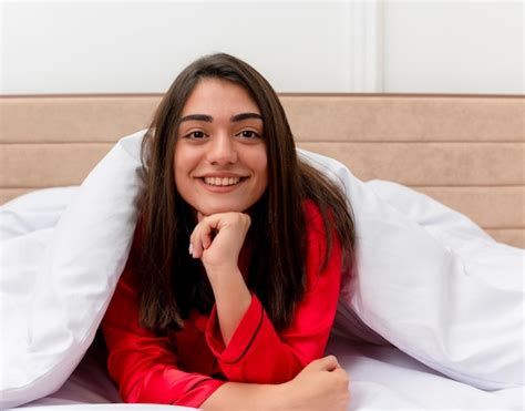 Junge Schöne Frau Im Roten Schlafanzug Der Im Bett Entspannt Kostenlose Foto