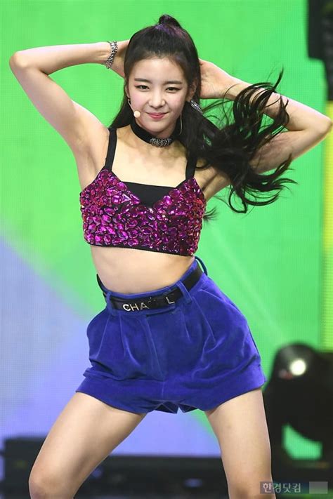 Main rapper, lead dancer, sub vocalist, center. 포토 ITZY 리아 깜찍한 모습에 시선강탈 | 한경닷컴