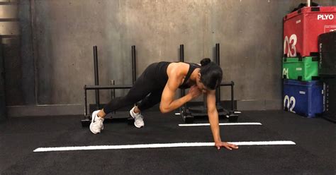 How To Do A Push Up With Shoulder Taps Popsugar Fitness