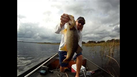 Lake Istokpoga Flipping Bass Fishing Youtube