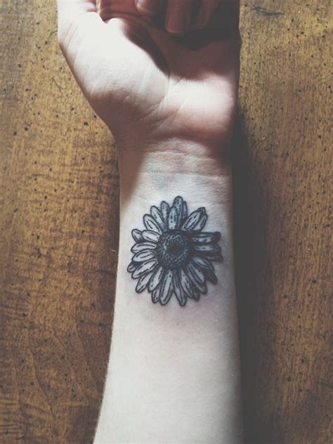 23 Daisy Flowers Wrist Tattoos
