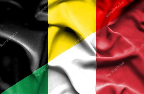 Digitale opdruk met heraldisch handgenaaide hoge vlag in topkwaliteit. Wapperende vlag van Italië en België — Stockfoto ...