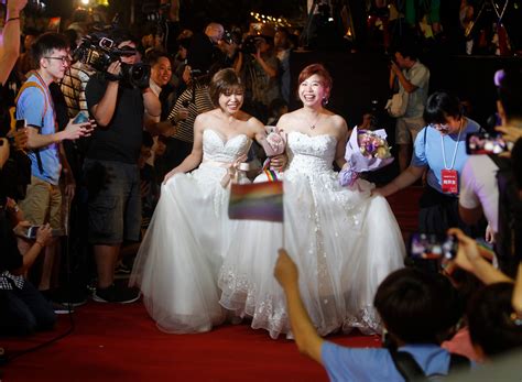 Taiwanese Same Sex Couples Wed At Vibrant Banquet Inquirer News