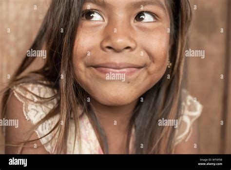 Hermosa Niña Indígena De La Etnia Guaraní Fotografía De Stock Alamy
