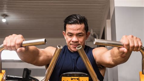 Use The Hammer Strength Row To Nail Your Back Workouts Barbend