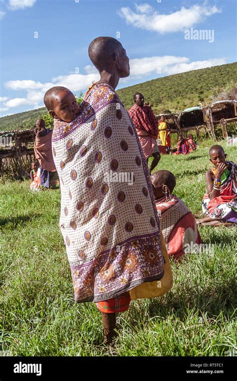 Masai Mara Kenya May 23 2017 Woman Of Masai Tribe With His Baby In