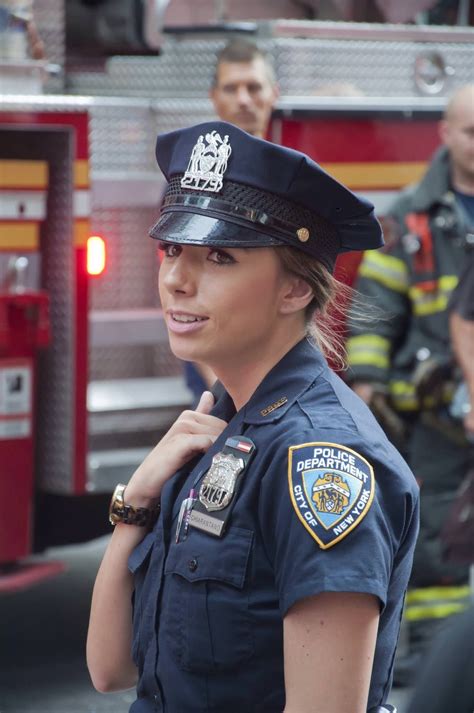 An Nypd Officer On Foot Patrol In Patrol Bureau Manhattan South 2848x4288 Female Cop Female