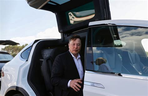 Due to the fact that it is the most valuable automaker in the world. Elon Musk a deschis sucursală Tesla în România