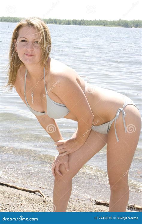 Meisje In Bikini Op Het Strand Stock Afbeelding Image Of Stel Meisje