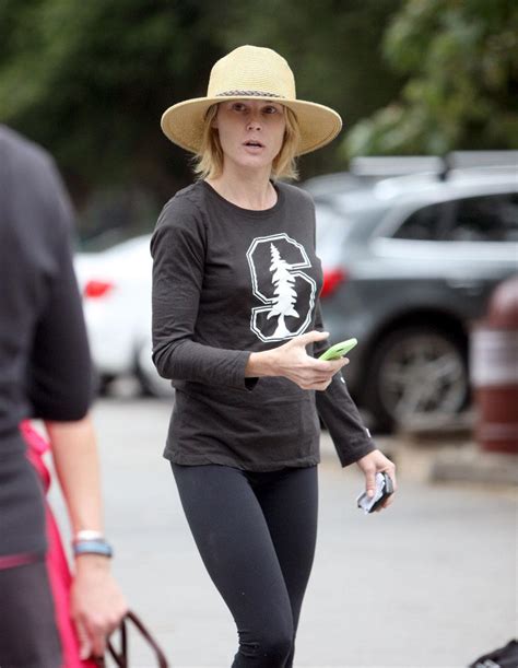 Modern Mama Julie Bowen Goes Without Makeup And A Bra For Her Hike See Photos Of Her