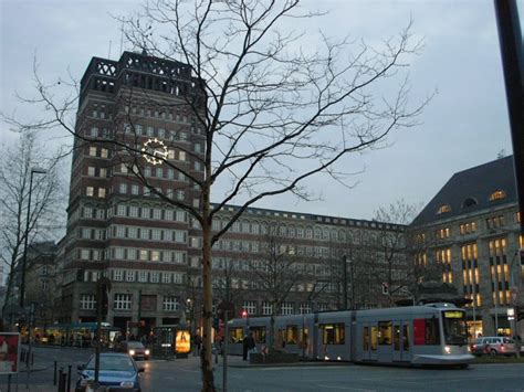 1922 begonnen, war es bei seiner fertigstellung im jahr 1924 mit 57 metern höhe und zwölf oberirdischen geschossen zusammen mit dem industriehaus düsseldorf eines der ersten hochhäuser in düsseldorf und eines der. Der Ehrenhof in Düsseldorf-Pempelfort am 08.03.2004 ...