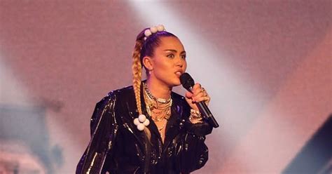 Miley Cyrus And Mark Ronson Perform Nothing Breaks Like A Heart On