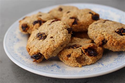 Six Ingredient Oatmeal Raisin Cinnamon Cookies