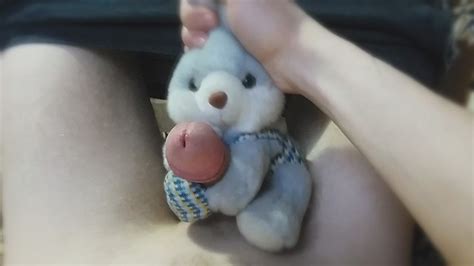 lapin en peluche m a aidé à jouir masturbation avec une toy douce