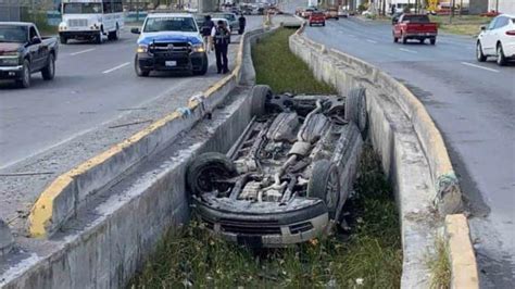 Pierde Control De Camioneta Vuelca Y Cae En Una Zanja