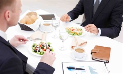 Une invitation est le fait de proposer à quelqu'un de se réunir en un même lieu pour participer à quelque chose, par exemple « je vous invite au restaurant . Où manger pour un dîner d'affaires entre collègues à ...