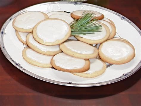 Preheat the oven to 350 degrees f, positioning one of the oven racks in the middle of the oven. Trisha Yearwood's Iced Sugar Cookies Recipe | HGTV