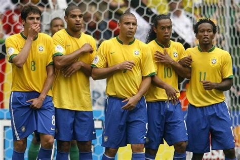 Jogadores foram levados a hotel para descanso. Quarteto mágico da seleção brasileira de 2006 - 14/06/2018 ...