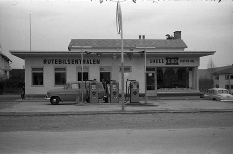En bensinstasjon er en butikk som blant annet selger drivstoff til motorkjøretøyer. Fem bilder fra Shell bensinstasjonen og rutebilsentralen ...