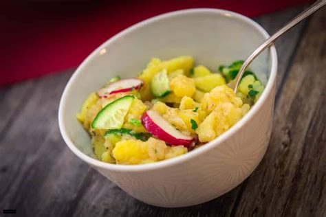 Klassischer Kartoffelsalat mit Radieschen Gurke