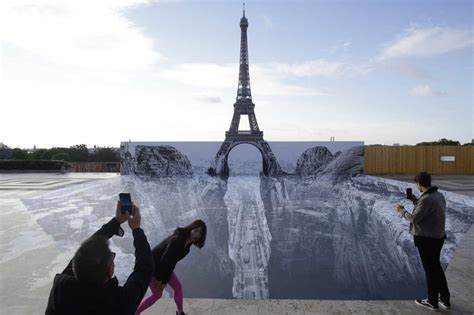Street Art Jr Installe Un Canyon Au Pied De La Tour Eiffel
