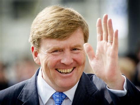Hij verliet de eikenhorst, waar hij zijn gezin stichtte en keerde terug naar het paleis waar hij zijn jeugd doorbracht. De koning gaat er per jaar bijna een miljoen op achteruit ...
