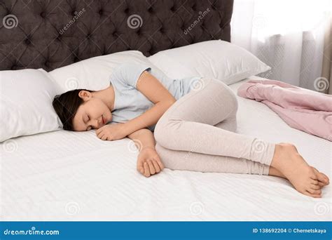 Niña Linda Que Duerme En Cama Foto De Archivo Imagen De Acogedor Casero 138692204