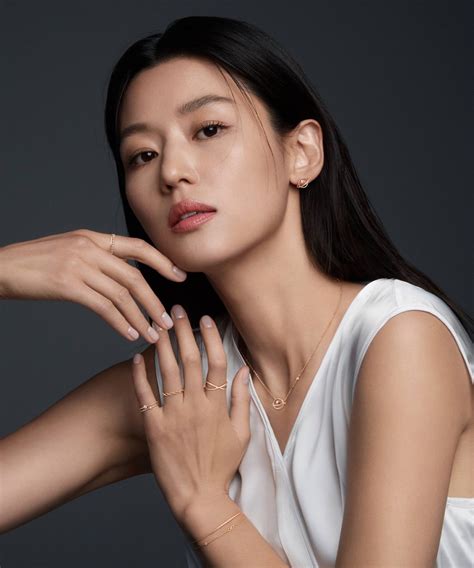 Jun Ji Hyun Showed Her Elegance And Sexiness In New Stonehenge Jewelry