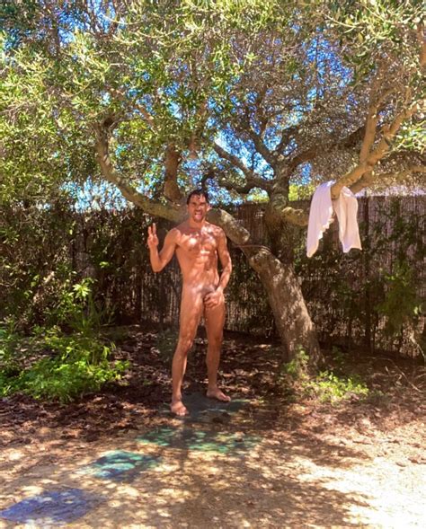 Paco León critica la censura de Instagram con un nuevo desnudo Shangay