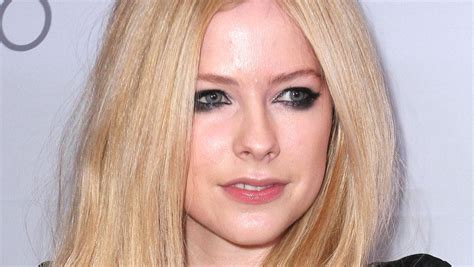 Avril Lavigne Conspiracy Theory Why Fans Believe The Singer Is Dead