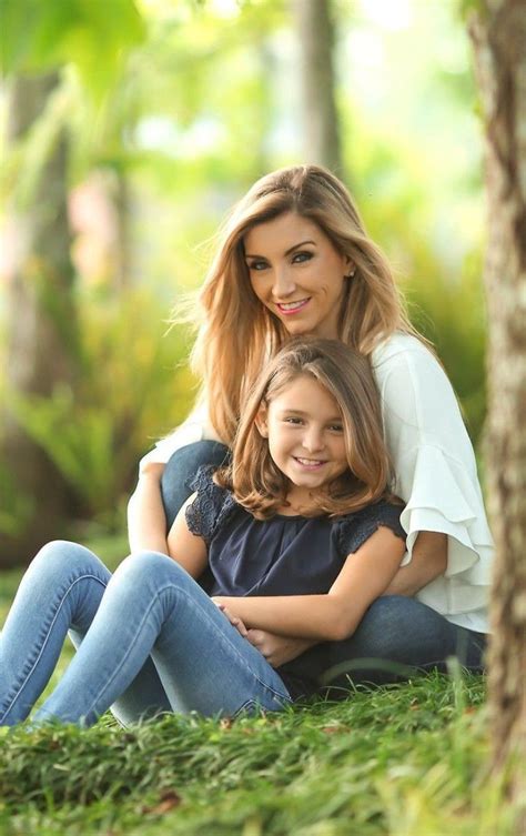 Pin By Priscilla Monzon On Mom And Daughter Photo Ideas Mother Daughter Photos Mother Daughter