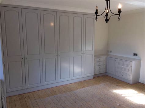 Allover white paint finish is crisp, clean, and attractive. fitted-wardrobes-respray - On Site Spray Painters ...