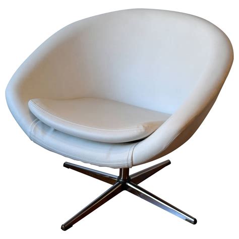 1960s Swivel Egg Chair In White Leather With Chrome Base For Sale At
