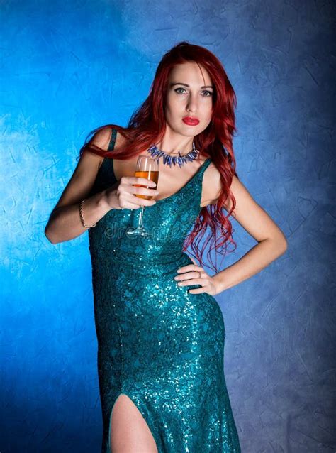 Giovane Donna Sexy Con Le Grandi Tette In Bicchiere Di Vino Blu Della Tenuta Del Vestito