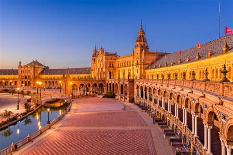 Sevilla، سيفييا) عاصمة منطقة أندلوسيا ومقاطعة إشبيلية في جنوب إسبانيا، وتقع على ضفاف نهر الوادي الكبير. بالصور .. نظرة على اجمل اماكن للسياحة في الاندلس جنوب اسبانيا