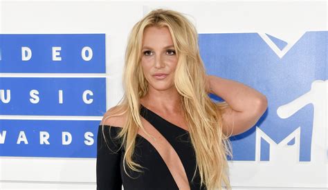 Britney Spears Poses Completely Naked On The Beach In New Instagram